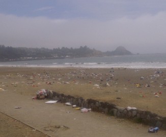 Veraneantes dejan impresionante basural regado por toda Playa Blanca de Coronel