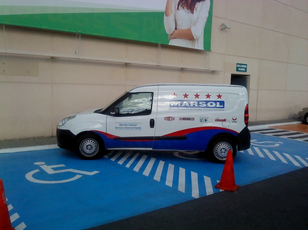 Camioneta ocupa 2 estacionamiento para discapacitados | Ricardo Montero