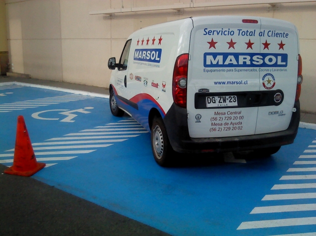 Camioneta ocupa 2 estacionamiento para discapacitados | Ricardo Montero