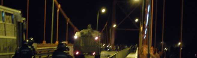 Nuevamente Carabineros y manifestantes se enfrentan en puente Ibáñez de Aysén Nuevamente Carabineros y manifestantes se enfrentan en puente Ibáñez de Aysén