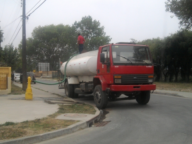 Camiones aljibes municipales cargan agua de un grifo | Eduardo Rodríguez