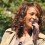Hija de la Cantante Whitney Houston es internada en hospital mientras su familia está “devastada”
