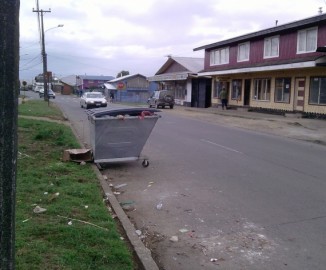 Basureros instalados en plena calle podrían provocar accidentes de tránsito en Los Muermos