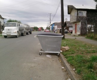Basureros instalados en plena calle podrían provocar accidentes de tránsito en Los Muermos