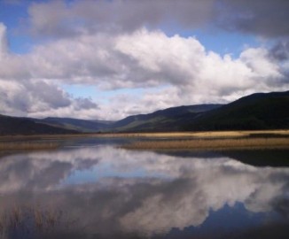 Hermosa postal cautiva a turistas que recorren camino hacia Corral en Los Ríos 