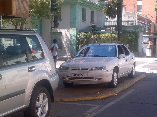 Auto en la vereda | Reportero Gráfico