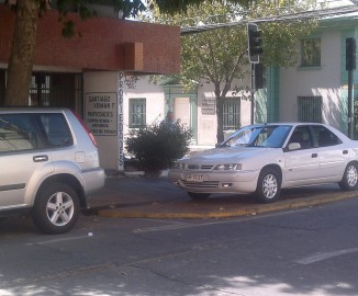 Conocido empresario penquista utiliza vereda como estacionamiento frente a su oficina en San Martín