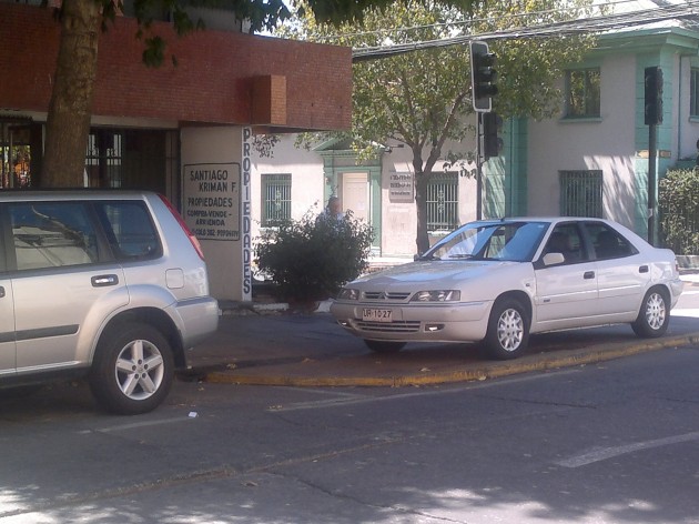 Auto en la vereda | Reportero Gráfico