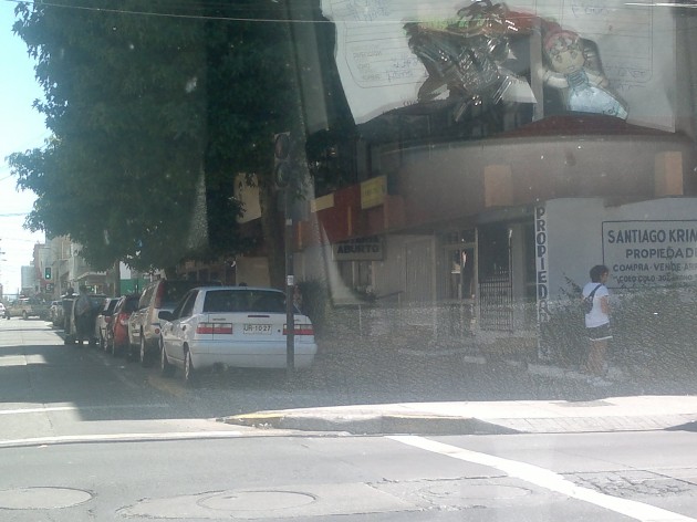 Auto en la vereda | Reportero Gráfico