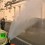 Bomberos de Bélgica atacan con chorros de agua a la policía durante protesta