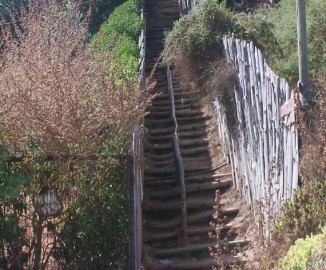 Advierten sobre escalera en mal estado camino a Playa Cau Cau