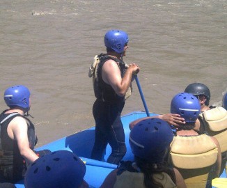 Ministro Longueira causa sensación tras descender en balsa por el Río Maipo con particular tenida