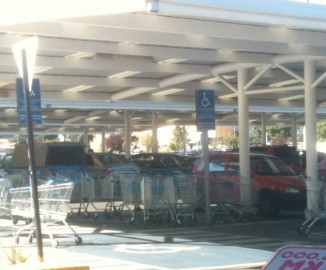 Clientes desconsiderados alojan carros en estacionamiento para discapacitados en Lider de Hualpén