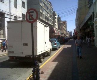 Conductores desestiman señal de ‘no estacionar’ en centro de Concepción