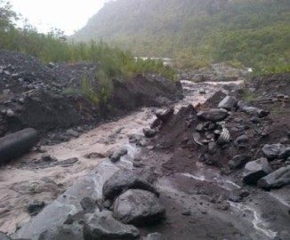 63 turistas aislados logran ser rescatados del socavón camino a Saltos de Petrohué