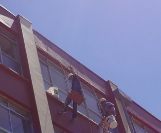 Trabajo en altura con escasas condiciones de seguridad en Colegio San Pedro Nolasco de Concepción