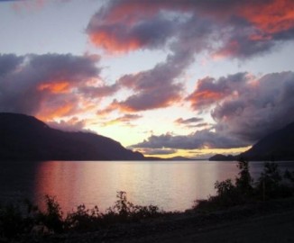 Hermoso paisaje maravilla a turistas en Lago Panguipulli