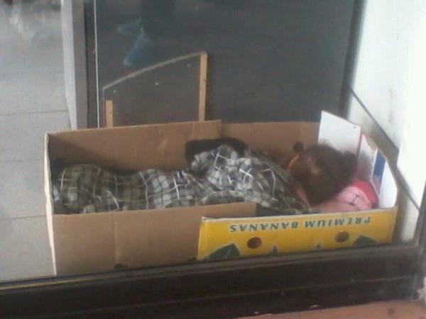 Menor durmiendo en caseta de cajero automático | Jacqueline Oñate