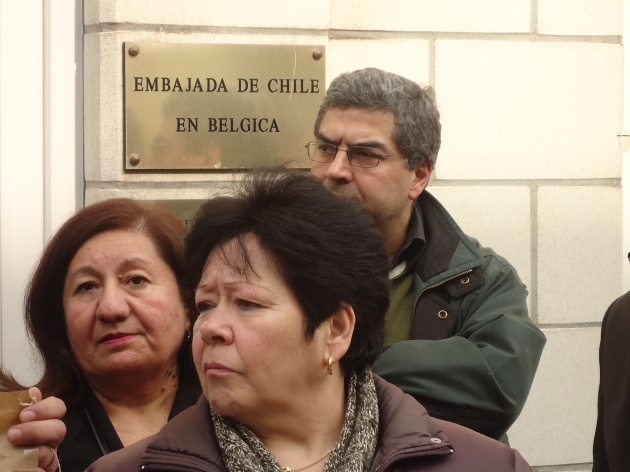 Chilenos frente a la Embajada de Chile en Bruselas | Rossana Cárcamo