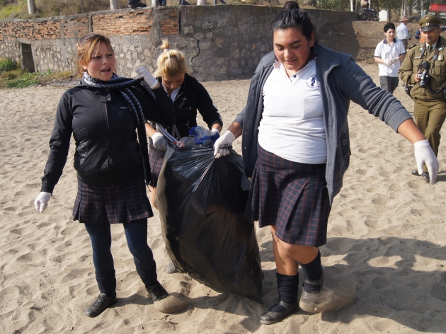 Liceo Pencopolitano celebra el Día de la Tierra con limpieza de la playa | Francisco Javier Jarpa Tapia