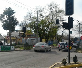 Semáforo nuevo aún no activado coloca en peligro a peatones de Concepción