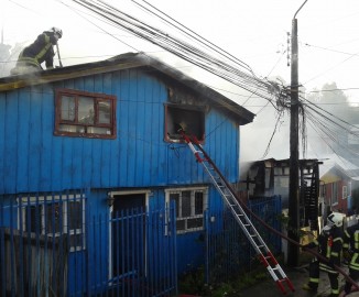 Incendio deja 2 viviendas y familias damnificadas en población 22 de mayo en Puerto Montt