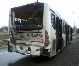 Dos buses del Transantiago colisionan en Cerrillos por no respetar velocidad máxima