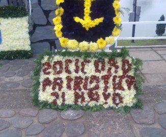 Molestia por ofrendas de flores a héroes de Iquique en Los Ángeles que presenta leyenda mal escrita