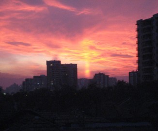 Curioso fenómeno en el atardecer del 21 de mayo en Santiago: columna de luz desciende del cielo