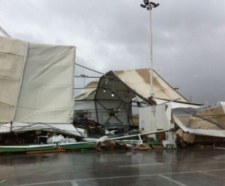 Producto del fuerte viento cae carpa Ripley en Mall Plaza Trébol