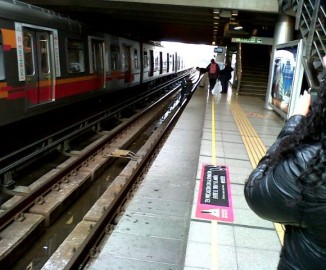 Corte de luz y evacuación en Metro de Santiago luego que persona cayera a las vías