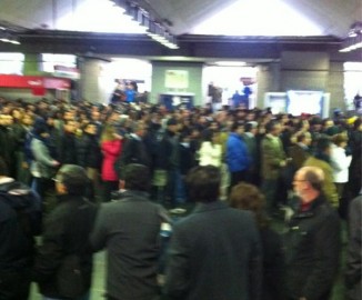 Usuarios denuncian colapso en estaciones del Metro de Santiago