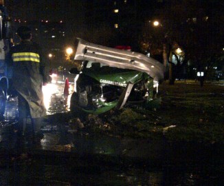 Vehículo de Carabineros se estrella contra barrera de contención en Avenida Kennedy de Santiago