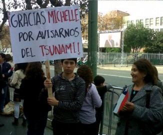 Solitario manifestante en Valparaíso: “Gracias Michelle por avisarnos del tsunami” 