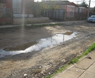 Vecinos de Quilpué acusan deterioro y mal estado de calle luego de sistema frontal