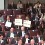 Diputado René Alinco mostró distintos carteles improvisados en rechazo al discurso presidencial
