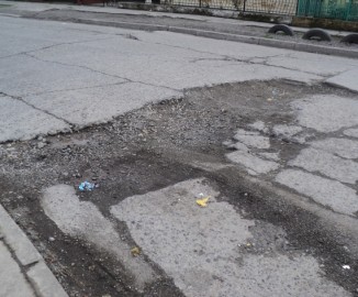 Automovilistas de Hualpén aún conviven con los baches del 27 de febrero