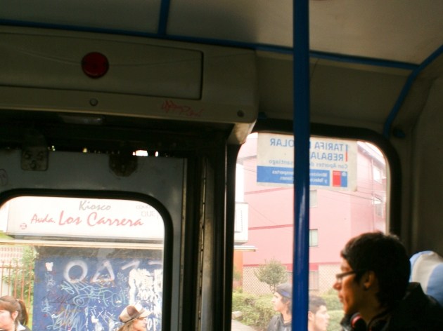 Sticker de subsidio a micros "Coronel-Lota" semi-escondido pegado en la parte trasera del bus | Cristian Astete