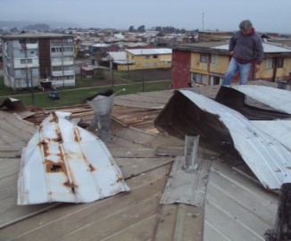 Sistema frontal dejó graves daños en techos de departamentos en Talcahuano