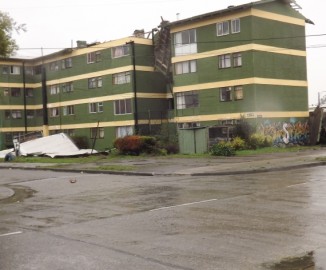 Viento arrancó parte del techo de edificio en la comuna de Hualpén