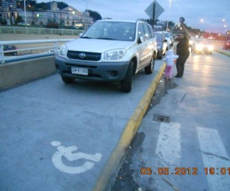 Autos se estacionan sobre pasos peatonales o en sitios destinados a minusválidos en Concepción