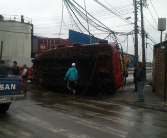 Talcahuano: Barco cae a la calle tras enredarse en cables del tendido eléctrico
