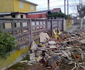 Denuncian que trabajadores encargados del retiro de escombros en Hualpén no cumplen con su trabajo
