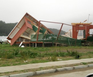 Centro de Hogar de Cristo en Lebu quedó completamente destruido tras desplomarse por el viento