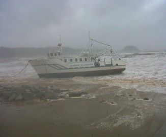 Embarcación de la UdeC encalló en la playa de Dichato producto del temporal