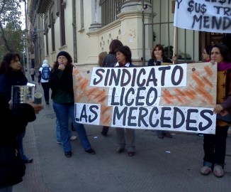 Santiago: Sindicato de Colegio Nuestra Señora de las Mercedes protesta en busca de mejores sueldos
