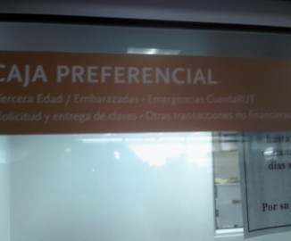 Caja preferencial que no lo era hace esperar a adultos mayores y embarazadas en Talcahuano