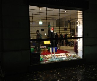 Roban mediante alunizaje exclusiva tienda de ropa en Las Condes