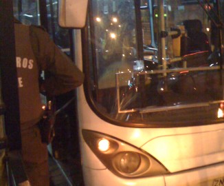 Maniobra de adelantamiento deja un lesionado al interior de Bus del Transantiago en la Alameda
