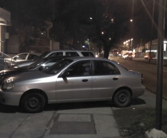 ¿Conductores respetan a peatones al estacionar? Bloqueo de veredas preocupa a vecino penquista